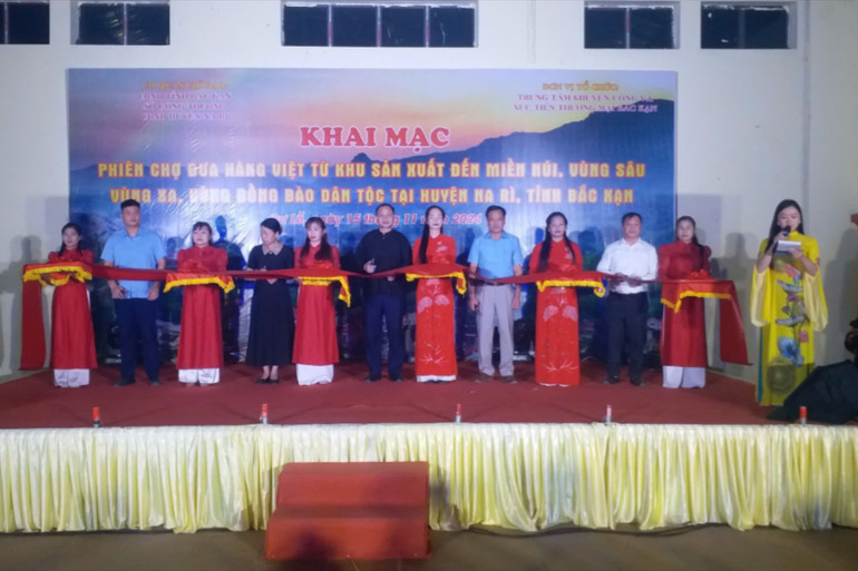 Ban Tổ chức cắt băng khai mạc Phiên chợ. Ảnh: Quý Đôn z6036519724706-5187a1662bb9bd5b857b1d4cc2ea22d7-8716.jpg