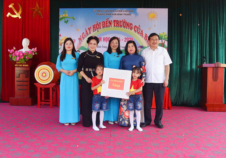 Đồng chí Phương Thị Thanh thay mặt lãnh đạo tỉnh tặng quà cho Nhà trường nhân dịp Lễ Khai giảng. Khai giảng Bình Trung 7.jpg