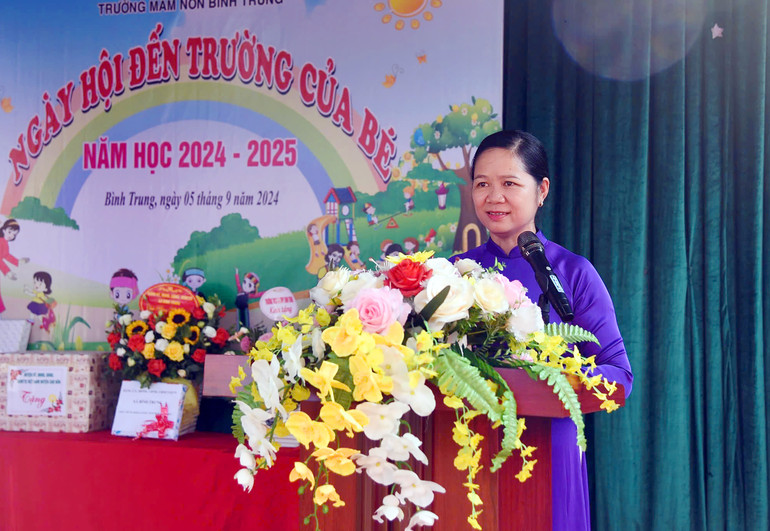 Lãnh đạo huyện Chợ Đồn đọc Thư chúc mừng năm học mới của Chủ tịch nước tại Lễ khai giảng. Khai giảng Bình Trung 12.jpg