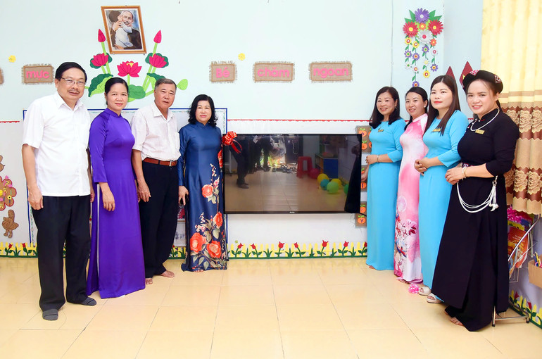 Tỉnh hỗ trợ Nhà trường thiết bị phục vụ công tác dạy và học trong năm 2024 - 2025. Khai giảng Bình Trung 3.jpg