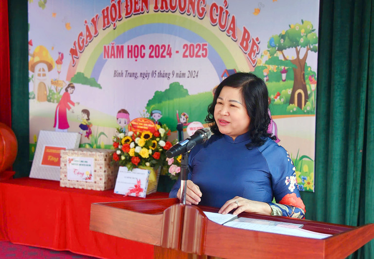 Đồng chí Phó Bí thư Thường trực Tỉnh ủy, Chủ tịch HĐND tỉnh Phương Thị Thanh phát biểu tại Lễ khai giảng. Khai giảng Bình Trung 8.jpg