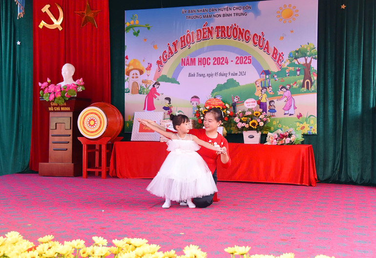 Tiết mục múa "Ngày đầu tiên đi học" của cô trò Nhà trường. Khai giảng Bình Trung 14.jpg
