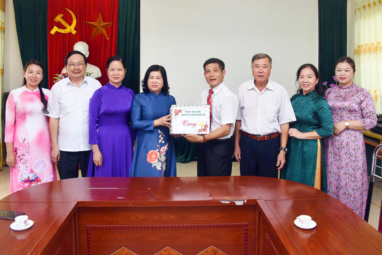 Dịp này, Đoàn công tác của tỉnh đến thăm, động viên, tặng quà cho thầy và trò Trường THCS&THPT Bình Trung. Khai giảng Bình Trung 1.jpg