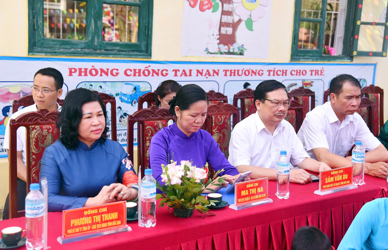 Các đại biểu dự Lễ. Khai giảng Bình Trung 11.jpg