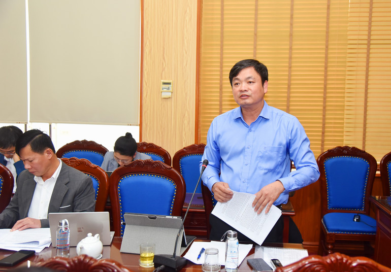 Lãnh đạo Ban Quản lý Dự án đầu tư xây dựng công trình giao thông tỉnh giải trình một số nội dung tại buổi giám sát. giam-sat-hdnd-4.jpg