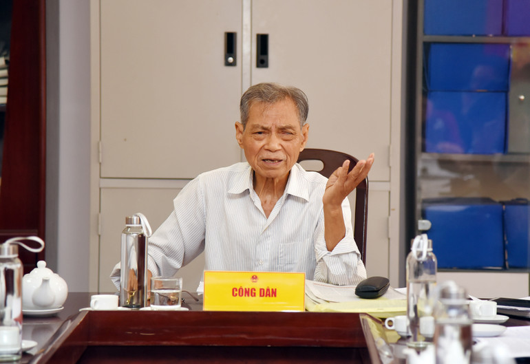 Công dân Nguyễn Văn Yên trình bày vụ việc. Tiếp công dân 7.jpg