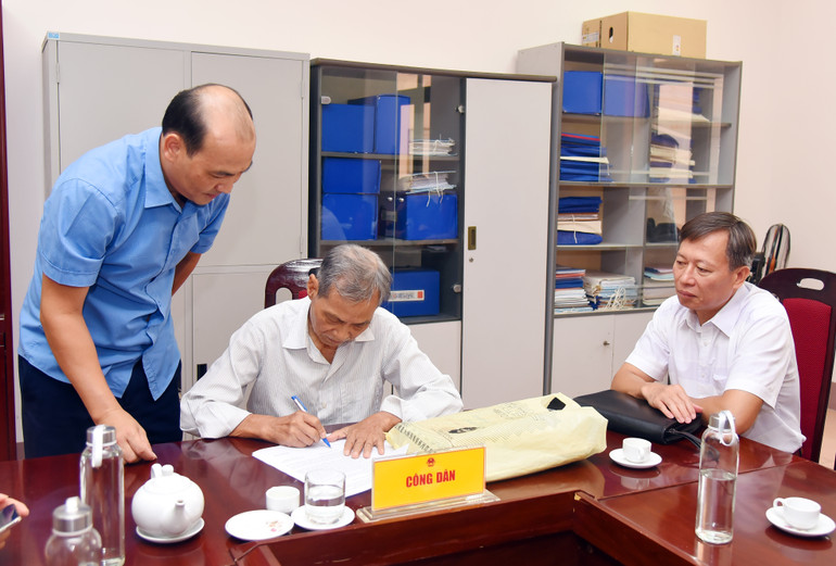 Công dân Nguyễn Văn Yên ký biên bản kết luận buổi tiếp công dân. Tiếp công dân 2.jpg