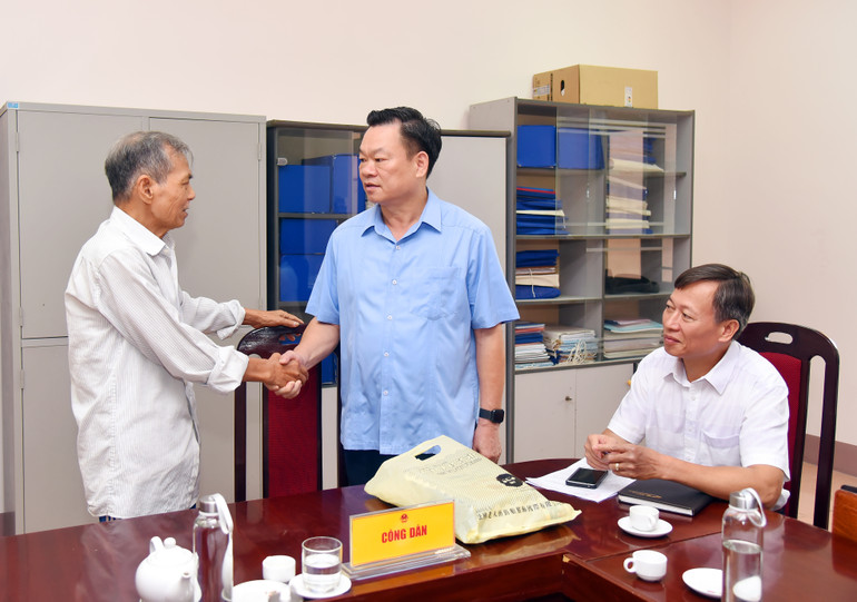 Bí thư Tỉnh ủy Hoàng Duy Chinh thăm hỏi, động viên sức khỏe công dân Nguyễn Văn Yên. Tiếp công dân 3.jpg