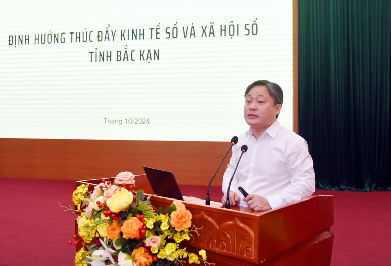 Ông Lê Anh Tuấn, Phó Vụ trưởng Vụ Kinh tế số và Xã hội số, Bộ Thông tin và Truyền thông tham luận tại Hội nghị. hn-cds-7-1158.jpg