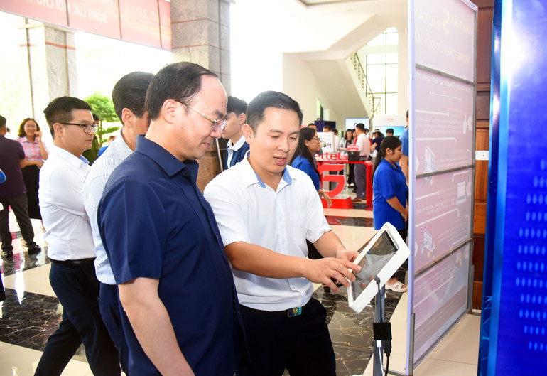 Chủ tịch UBND tỉnh Nguyễn Đăng Bình tham quan, trải nghiệm một số gian hàng công nghệ số tại Hội nghị. hn-cds-3-6274.jpg