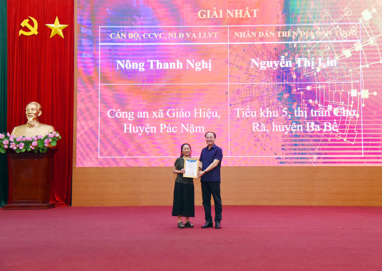 Chủ tịch UBND tỉnh Nguyễn Đăng Bình trao giải Nhất Cuộc thi trực tuyến “Tìm hiểu về Chuyển đổi số tỉnh Bắc Kạn” năm 2024 cho bà Nguyễn Thị Lin đến từ huyện Ba Bể. hn-cds-1-1999.jpg