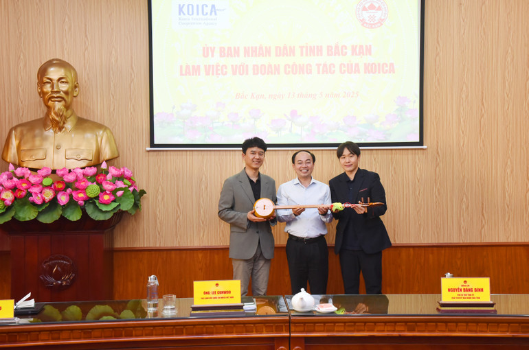 Lãnh đạo tỉnh Bắc Kạn tặng quà lưu niệm cho Đoàn công tác. koica-2.jpg