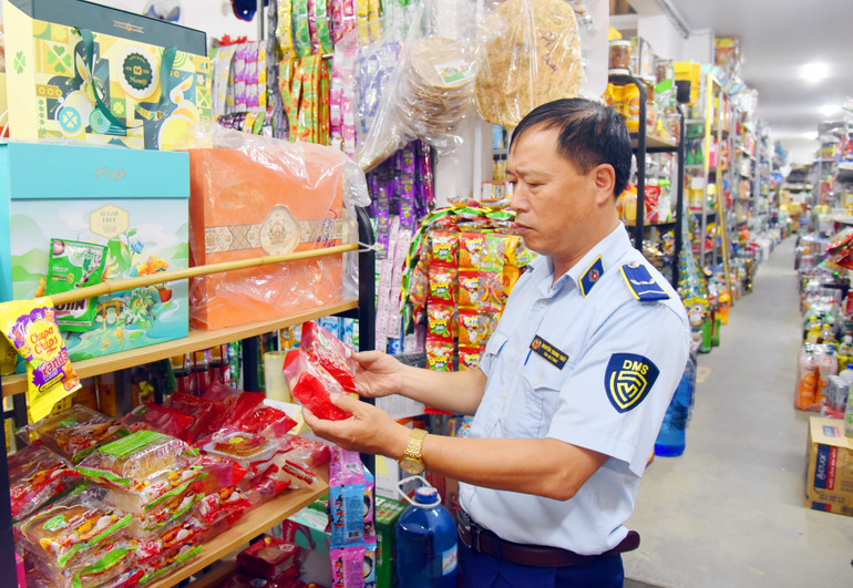 Đội QLTT số 1 kiểm tra thị trường hàng dịp Tết Trung thu trên địa bàn TP. Bắc Kạn. QLTT Trung thu 3.jpg