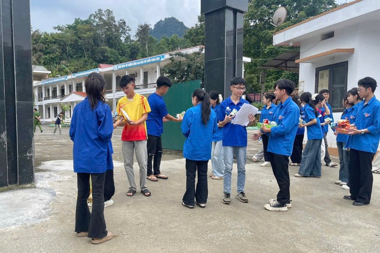 Đội tình nguyện hỗ trợ các thí sinh thi tốt nghiệp THPT tại điểm thi Trường THPT Bộc Bố. img-4742.jpg