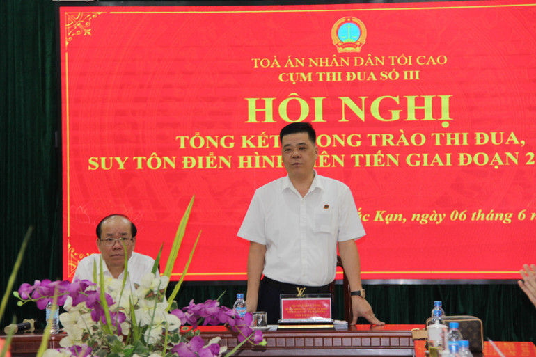 Chánh án TAND tỉnh Hà Giang, Cụm trưởng và Chánh án TAND tỉnh Bắc Kạn, Cụm phó Cụm thi đua số III năm 2025 điều hành phần biểu dương, suy tôn tập thể, cá nhân điển hình tiên tiến. img-8923.jpg