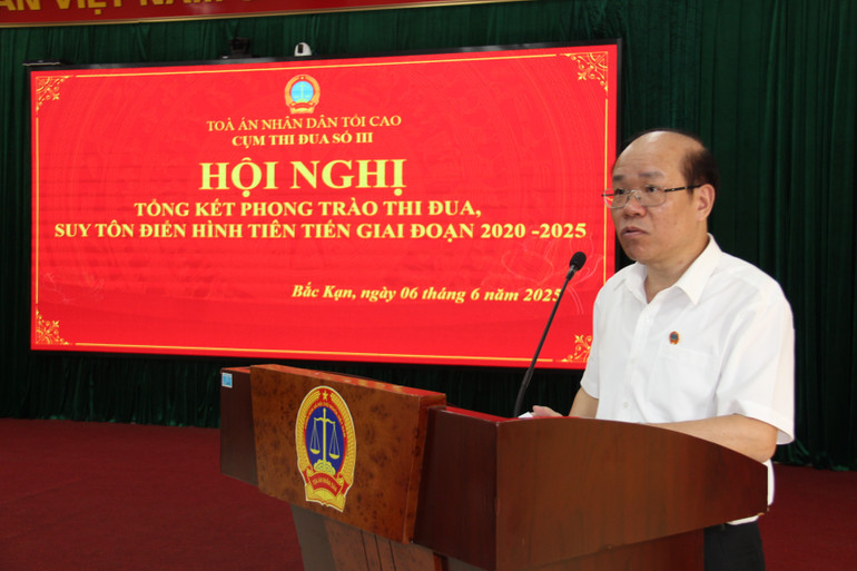 Ông Lương Văn Cường, Chánh án Tòa án nhân dân tỉnh Bắc Kạn phát biểu tại Hội nghị. img-8935.jpg