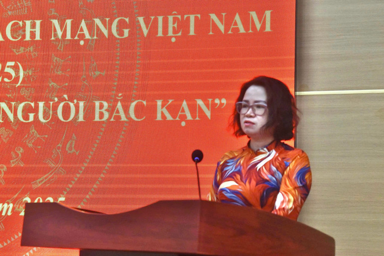 Nhà báo Hà Thị Ngần, Tổng Biên tập Báo Bắc Kạn phát biểu tại buổi gặp mặt. img-4474.jpg