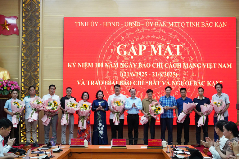 Thường trực Tỉnh uỷ tặng hoa chúc mừng các cơ quan báo chí. dsc04190.jpg