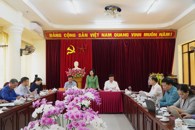 Ban Chỉ đạo thực hiện Đề án 61 của tỉnh kiểm tra việc sử dụng nguồn vốn vay do Hội Nông dân quản lý tại huyện Ngân Sơn. z6696784601834-e99769c59c8af8831403676f61a5dfff.jpg