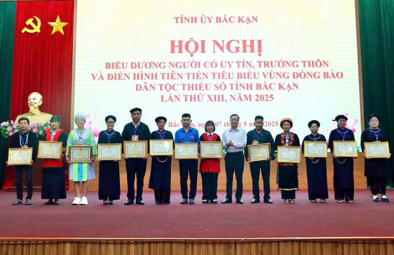 Người có uy tín, trưởng thôn, điển hình tiên tiến vùng đồng bào DTTS được biểu dương, khen thưởng kịp thời. 1isvjsehk-4pkcpb-3676.jpg
