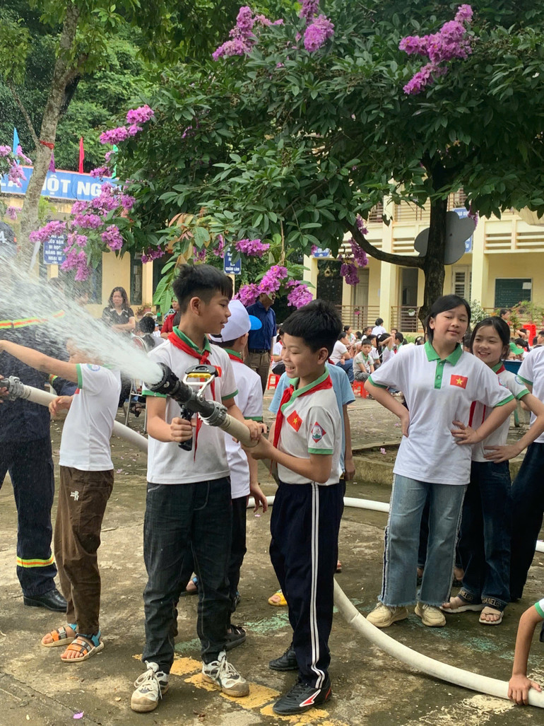 Các em học sinh thực hành kỹ năng chữa cháy bằng vòi phun nước img-4375.jpg