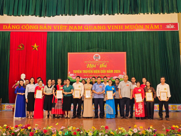 Ban Tổ chức trao giải cho các đội thi z5714446981584_11c2261d435bb8c476b9a6729a1b401c.jpg