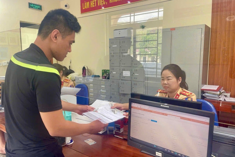 Người dân làm thủ tục cấp chứng nhận đăng ký xe, biển số xe tại Phòng Cảnh sát giao thông (Công an tỉnh Bắc Kạn). z6186932376908-fdd3d695eff0162d87f39de4aec69abe.jpg