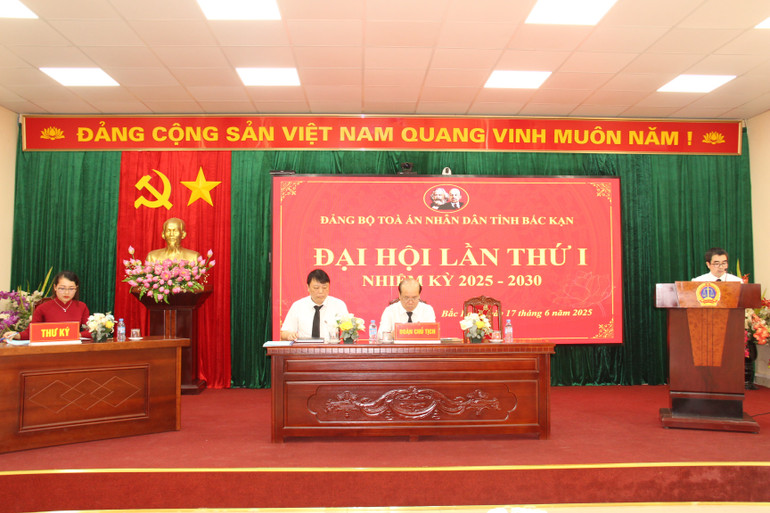 Đoàn Chủ tịch điều hành Đại hội. img-8952.jpg