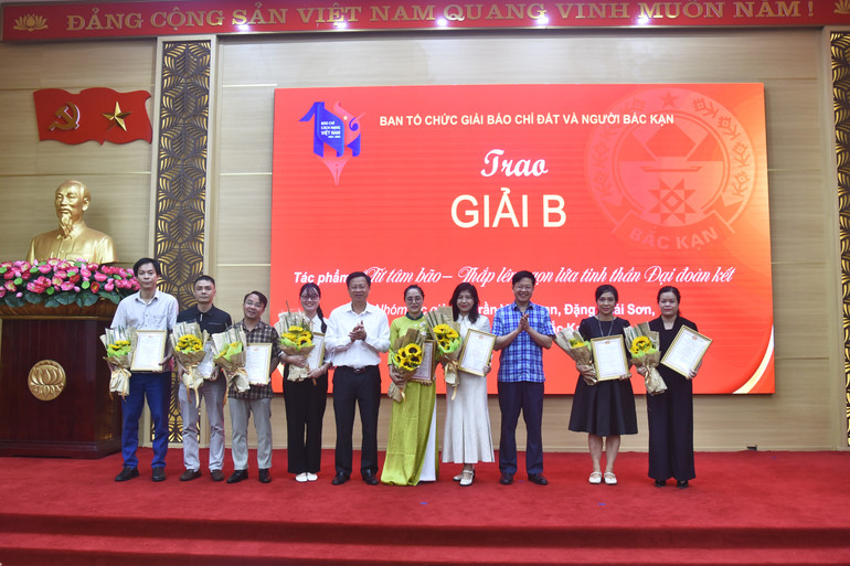Lãnh đạo tỉnh trao chứng nhận cho các tác giả, nhóm tác giả đoạt giải B Giải Báo chí "Đất và người Bắc Kạn". dsc-3194.jpg