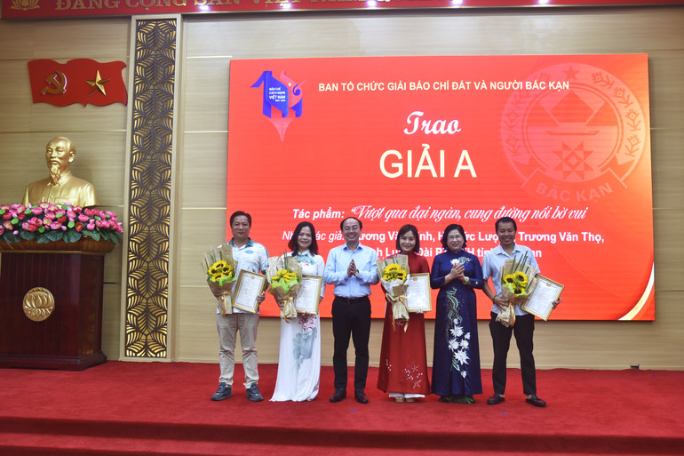 Lãnh đạo tỉnh trao chứng nhận cho các tác giả, nhóm tác giả đoạt giải A Giải Báo chí "Đất và người Bắc Kạn". dsc-3215.jpg