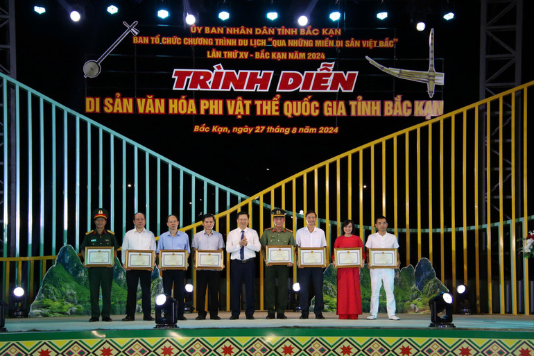 08 cá nhân được Chủ tịch UBND tỉnh tặng Bằng khen. z5772845753641_ecfff6a6054dd47933b09958c84bcde3.jpg