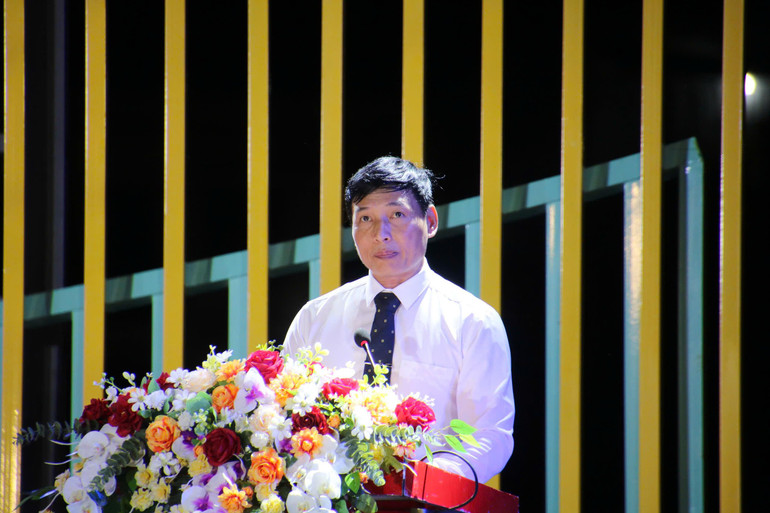 Ông Hoàng Văn Minh, Trưởng ban Thi đua khen thưởng tỉnh đọc Quyết định khen thưởng. z5772820330904_a0c523478eac97568b1b88efc17e7efb.jpg