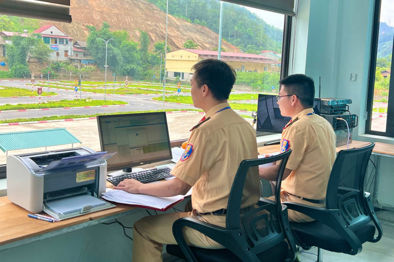 Phòng giám sát với các thiết bị hiện đại. img-3870-2399.jpg