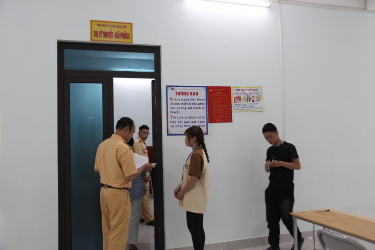 Các thí sinh vào phòng thi lý thuyết. img-8803.jpg