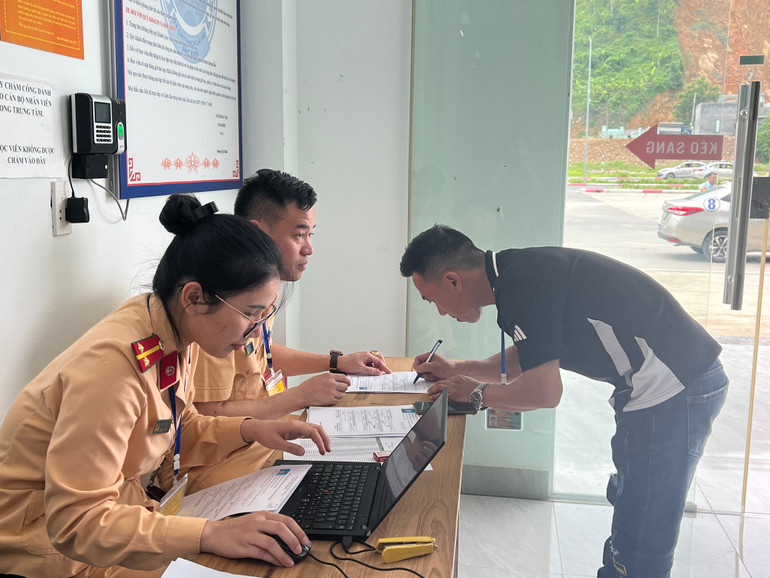 Thí sinh ký nhận sau khi hoàn thành phần thi thực hành trên sa hình. img-3891.jpg