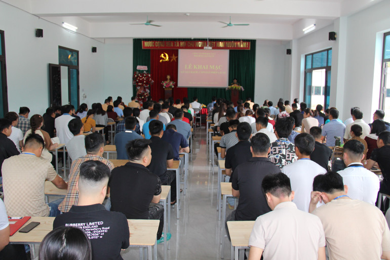 Các thí sinh có mặt từ sớm dự lễ khai mạc. img-8767.jpg