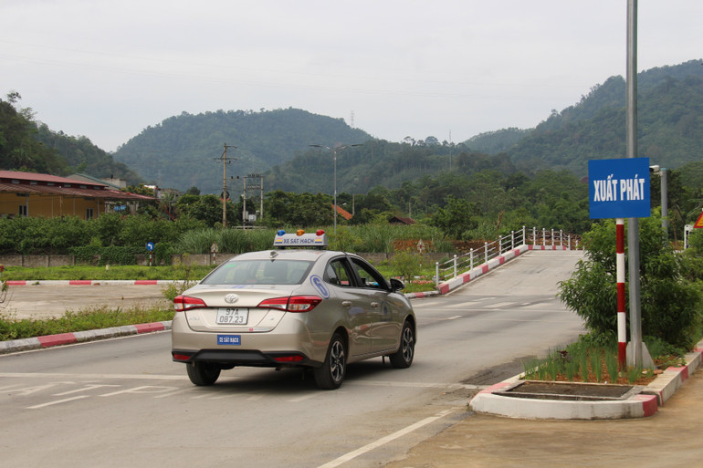 Thí sinh sát hạch lái xe tại Trung tâm Đào tạo và Sát hạch lái xe Bắc Kạn – Công ty TNHH Thành Hưng, xã Quang Thuận (Bạch Thông). img-8868.jpg