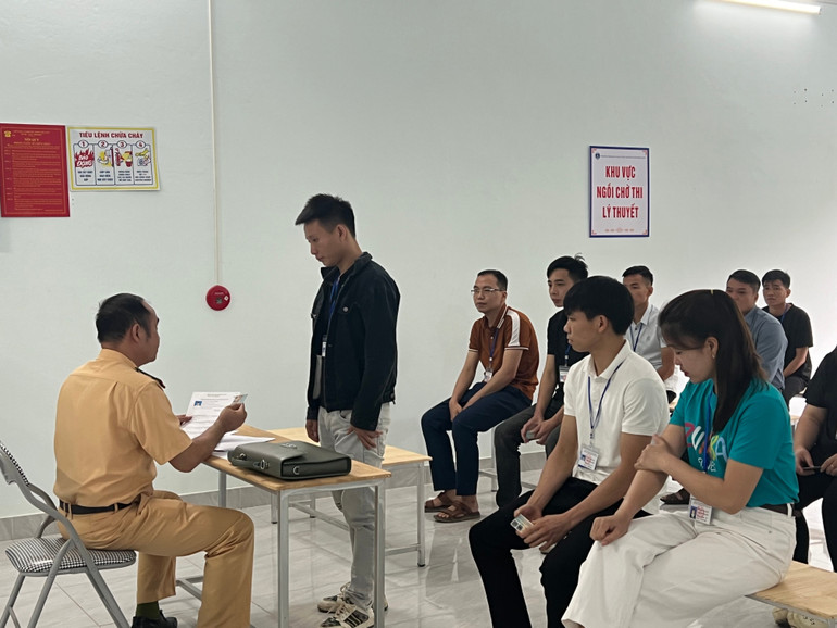Thí sinh làm thủ tục vào thi lý thuyết. img-3810.jpg