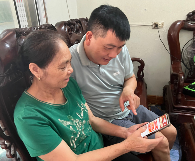Người dân tổ dân phố 9A, phường Đức Xuân (TP. Bắc Kạn) góp ý kiến qua ứng dụng VNeID. img-3586.jpg