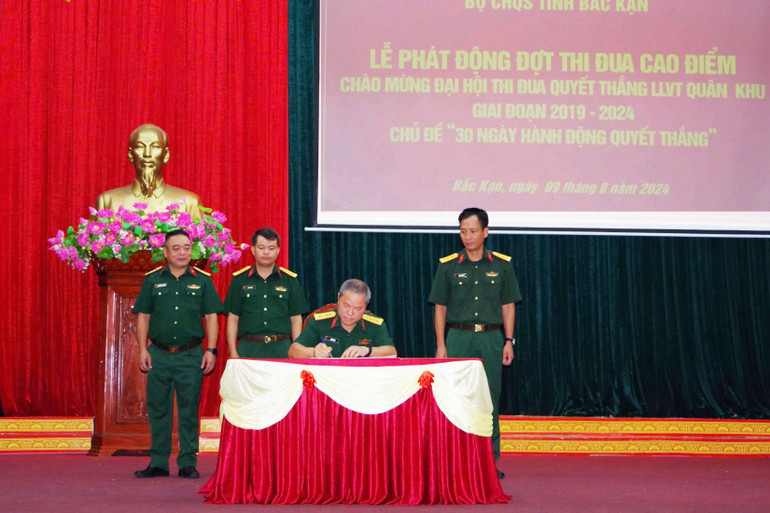 Các đại biểu ký giao ước thi đua z5717083574698_c09a4ae23f45ba2ac2ea4b6a315da89.jpg