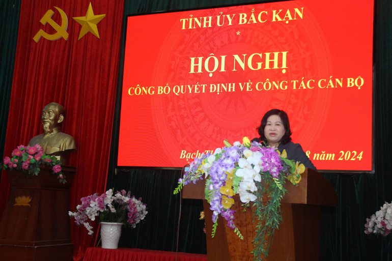Đồng chí Phó Bí thư Thường trực Tỉnh ủy Phương Thị Thanh giao nhiệm vụ cho tân Phó Bí thư Huyện ủy Bạch Thông. IMG_7349.JPG