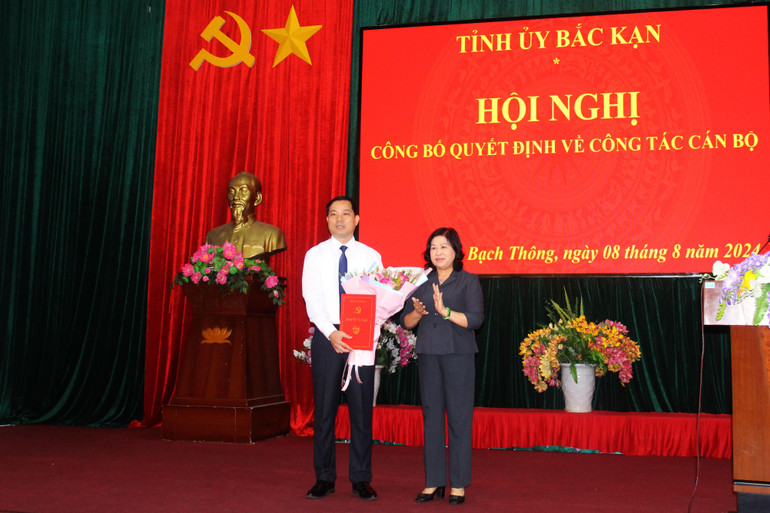 Đồng chí Phó Bí thư Thường trực Tỉnh ủy Phương Thị Thanh trao Quyết định cho đồng chí Phùng Đức Hậu. IMG_7347.JPG
