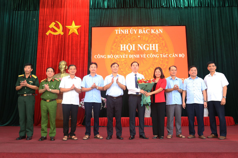 Ban Thường vụ Huyện ủy Bạch Thông tặng hoa chúc mừng đồng chí Phùng Đức Hậu, tân Phó Bí thư Huyện ủy. IMG_4131.JPG