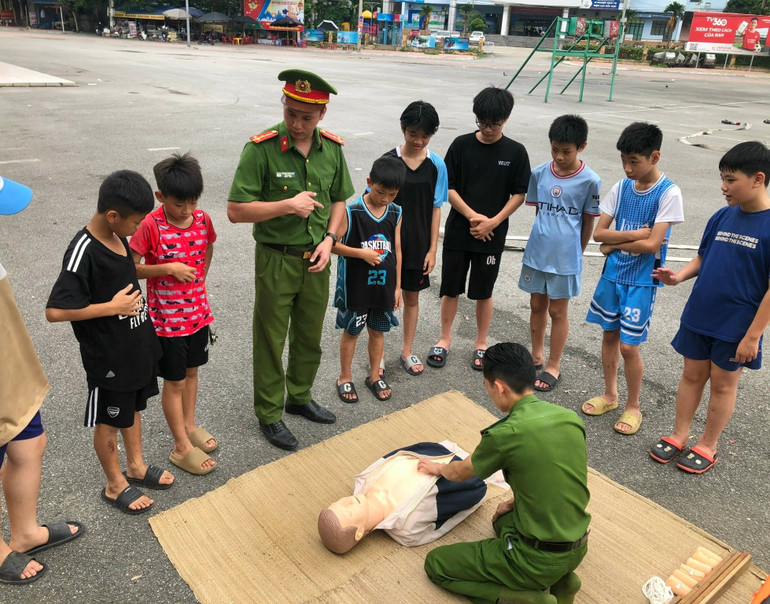 Cảnh sát PCCC và CNCH Công an tỉnh hướng dẫn học sinh kỹ năng sơ cấp cứu ban đầu. 1i0g1a99a-2vbrib.jpg