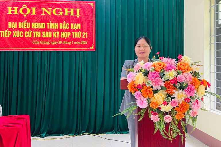 Bà Hoàng Thu Trang, Phó Chủ tịch Thường trực HĐND tỉnh tiếp thu ý kiến và trao đổi, làm rõ một số vấn đề cử tri quan tâm. IMG_8203.jpeg