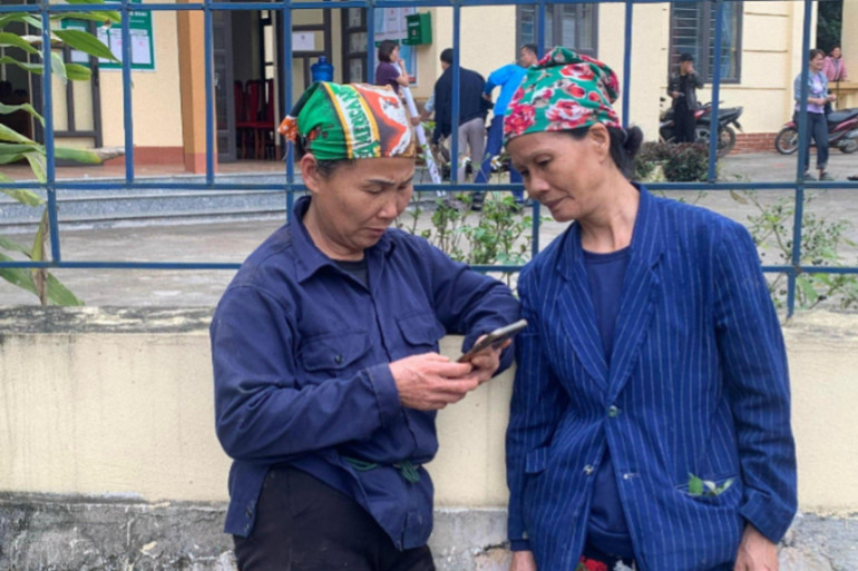 Người dân xã Nghĩa Tá (Chợ Đồn) dùng điện thoại smartphone truy cập internet. img-7910.jpeg