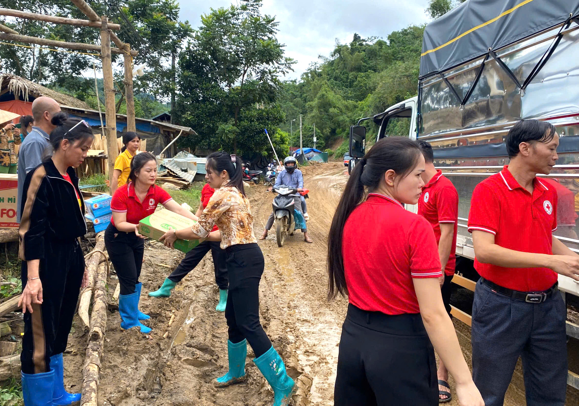 Các hoạt động cứu trợ đang được Hội CTĐ kết nối hướng về vùng bị thiên tai. thanh 1.jpg