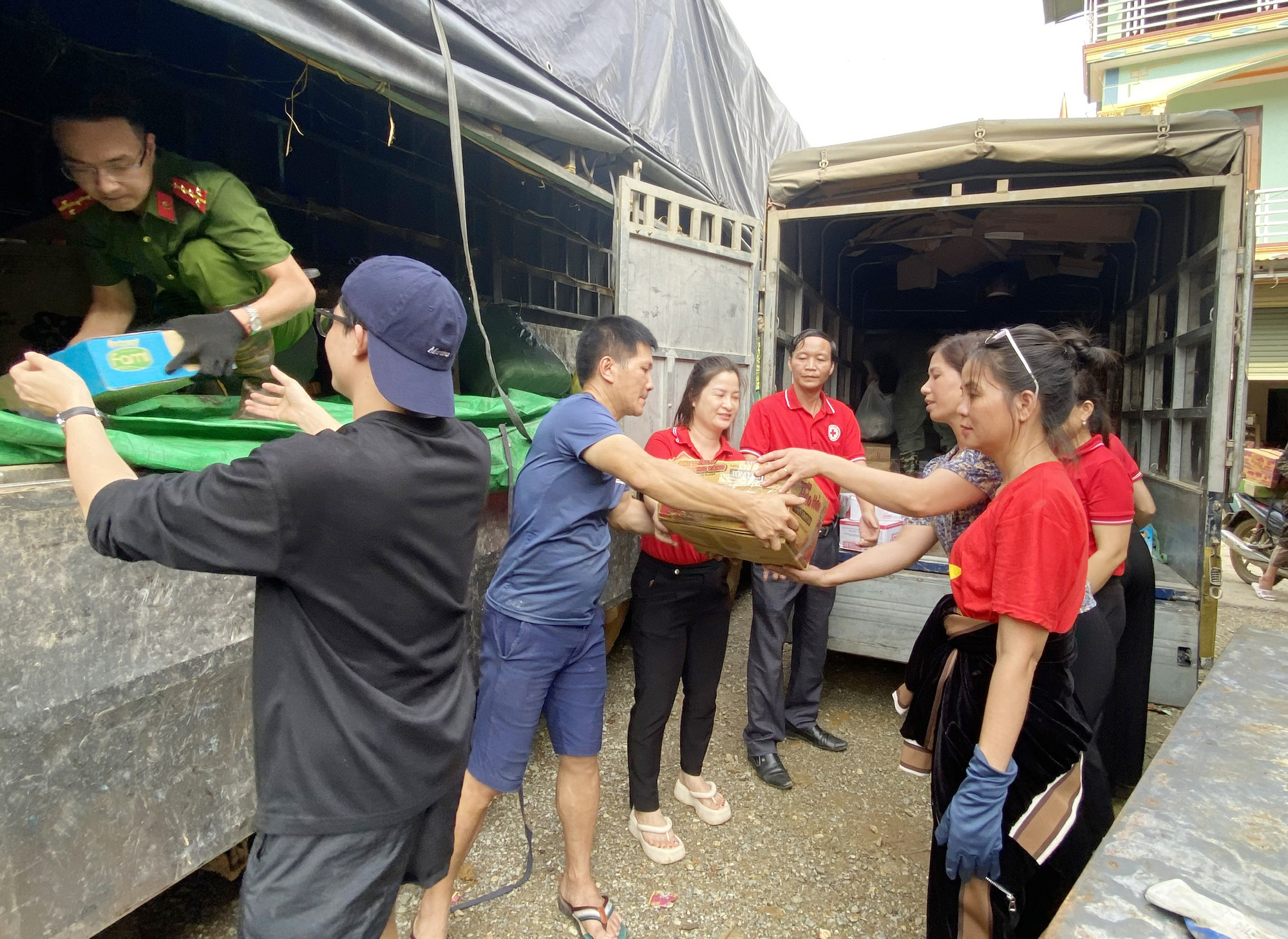 Vận chuyển hàng cứu trợ người dân vùng lũ tại huyện Chợ Đồn. thanh 16.jpg