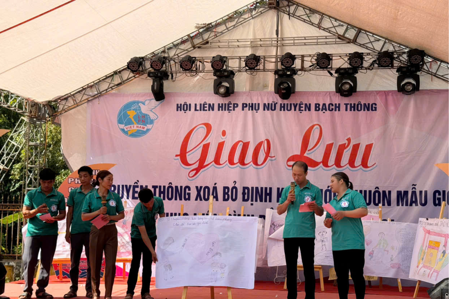 Các tổ truyền thông cộng đồng thuyết trình trên tranh về chủ đề bình đẳng giới. Thiết kế chưa có tên (14).png