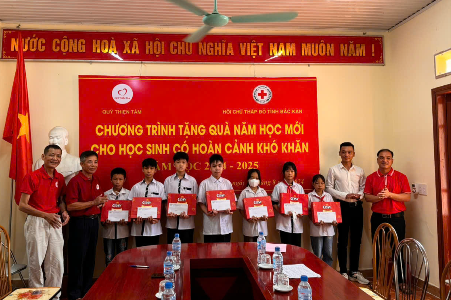 Trao tặng quà cho học sinh có hoàn cảnh khó khăn dịp năm học mới 2024-2025. Thiết kế chưa có tên (18).png